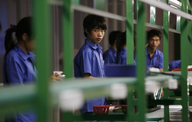 © Reuters. Workers are seen in a lighting factory in Ganzhou, Jiangxi province June 22, 2010. 