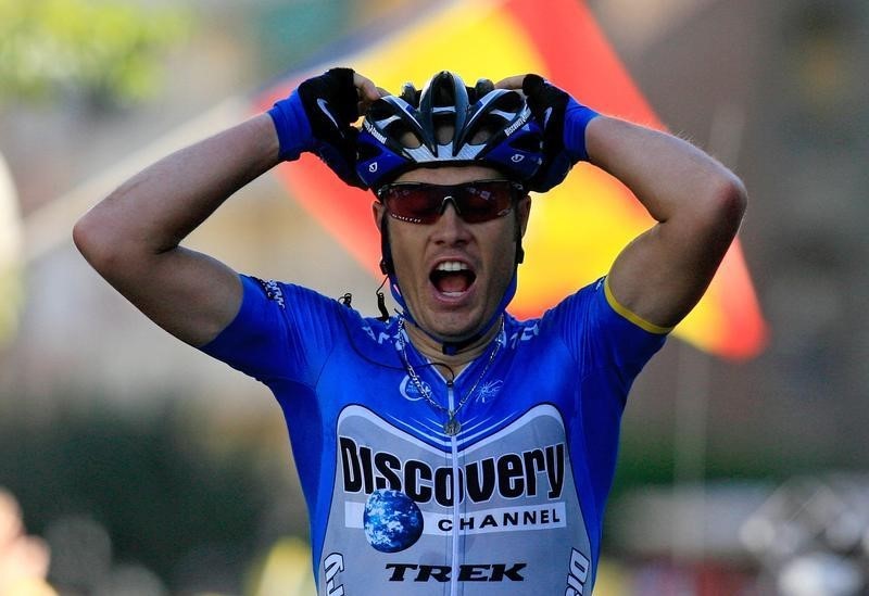 © Reuters. Discovery's Danielson celebrates as he cycles past finish line of 17th stage of Tour of Spain cycling race