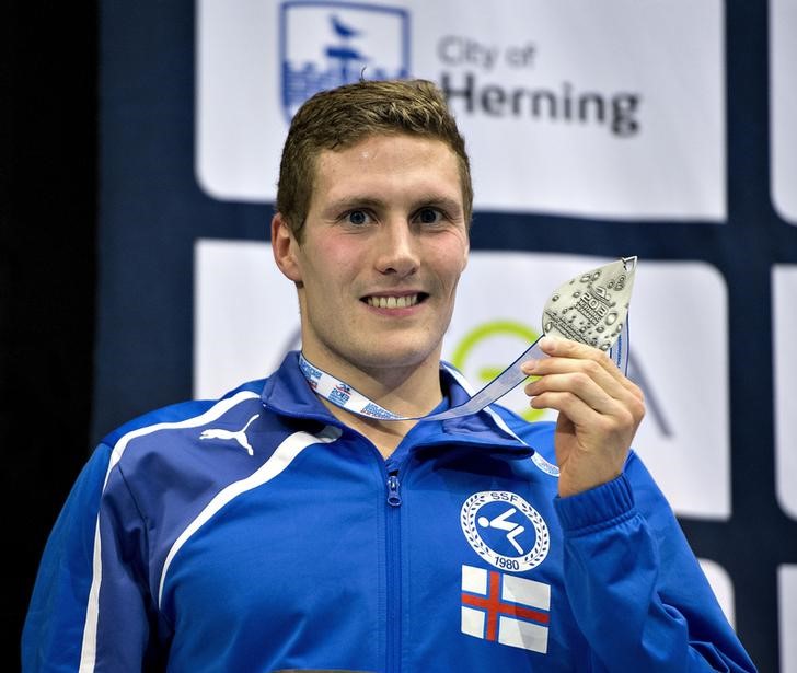 © Reuters. Joensen of Faroe Islands poses with his silver medal after placing second in the men's 1500m Freestyle final during the LEN European Short Course Swimming Championship in Herning