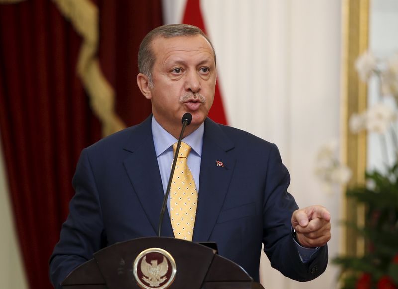 © Reuters. Turkey's President Recep Tayyip Erdogan speaks at a joint media briefing with Indonesia's President Joko Widodo at the presidential palace in Jakarta, Indonesia