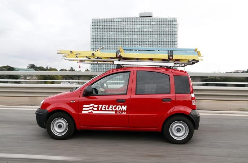 © Reuters. Un tecnico di Telecom Italia in auto a Roma