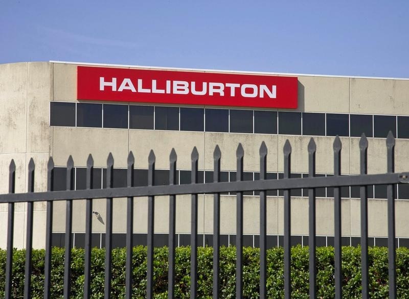 © Reuters. The company logo of Halliburton oilfield services corporate offices is seen in Houston