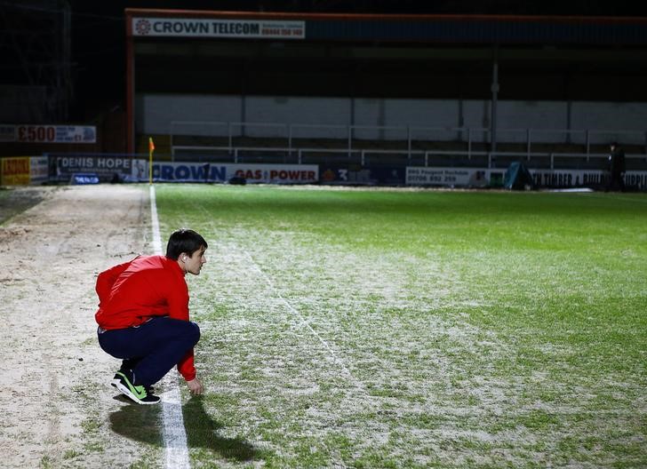 © Reuters. Stoke City's Krkic looks at the pitch before their English FA Cup 4th round soccer match against Rochdale in Rochdale