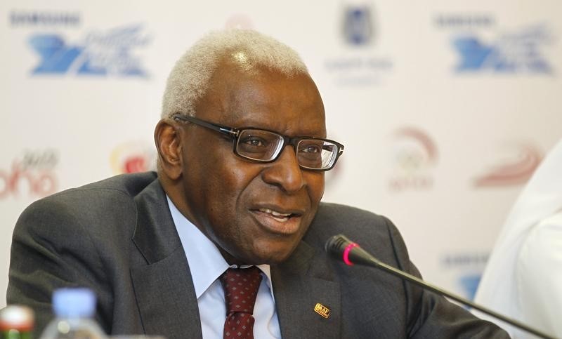 © Reuters. Presidente da Associação Internacional de Federações de Atletismo, Lamine Diack, durante encontro em Doha, no Catar