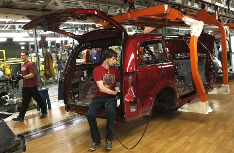© Reuters. Fiat Chrysler assembly workers work on partially assembled minivans at the Windsor Assembly Plant in Windsor, Ontario