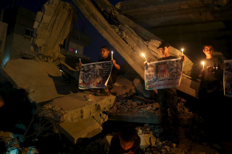 © Reuters. الفلسطينيون يسلمون الجنائية الدولية ملف مقتل رضيع فلسطيني