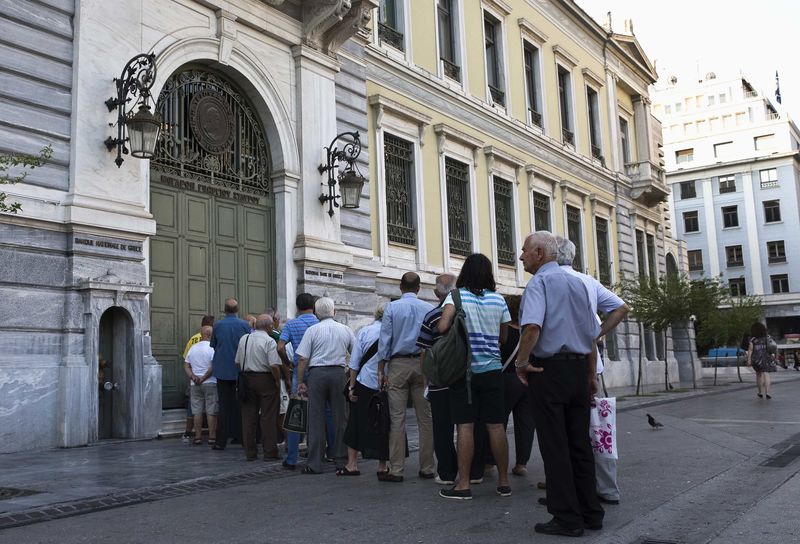 © Reuters. Greci in coda per prelevare denaro in banca