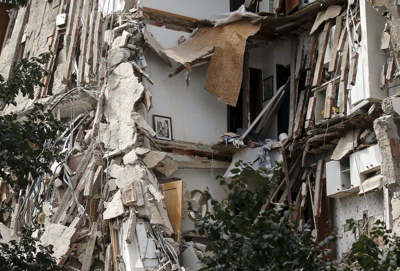 © Reuters. Se derrumba en Madrid un edificio que había sido desalojado poco antes