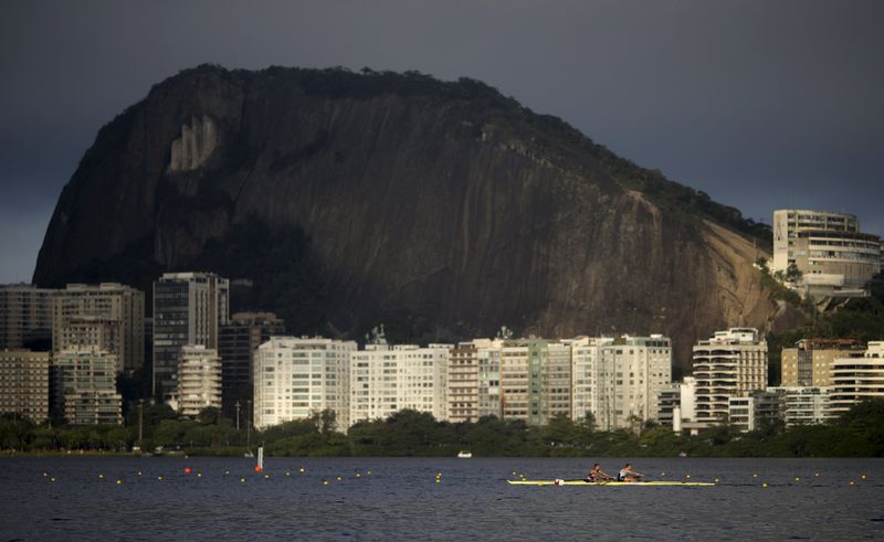 © Reuters. La calidad del agua de la bahía de Río de Janeiro preocupa al COI
