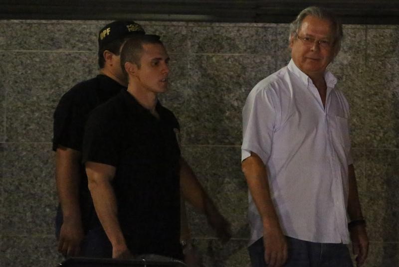 © Reuters. Former cabinet chief of staff Jose Dirceu turns himself in to federal police in Sao Paulo