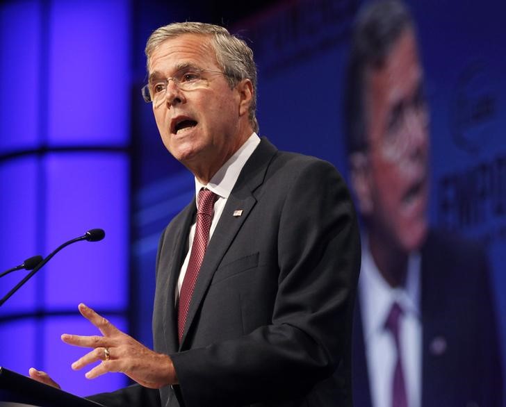 © Reuters. Pré-candidato republicano à Presidência dos Estados Unidos Jeb Bush discursa em Fort Lauderdale