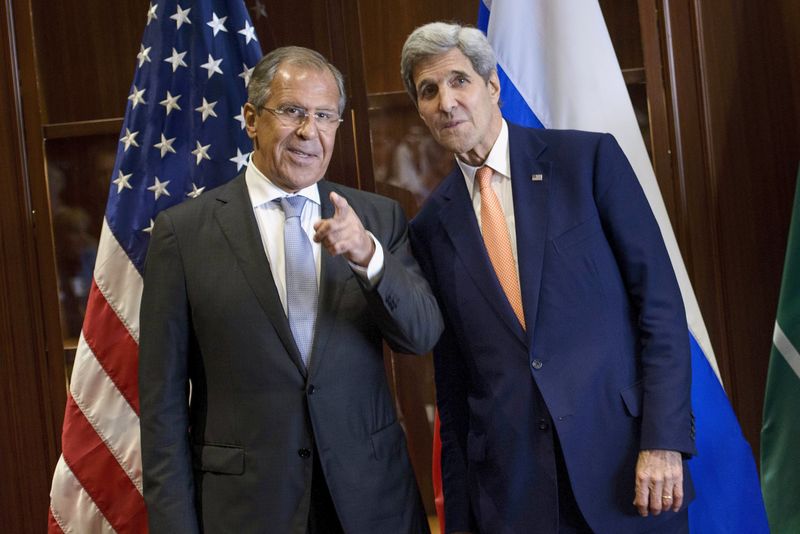 © Reuters. Russia's Foreign Minister Sergey Lavrov and U.S. Secretary of State John Kerry talk before a trilateral meeting in Doha