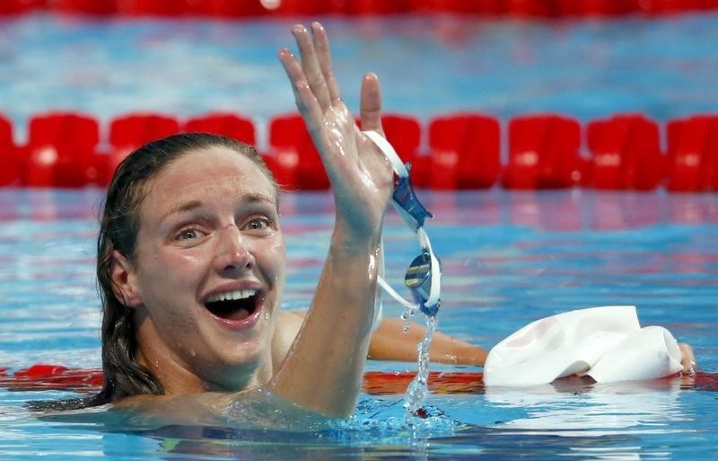 © Reuters. Hosszu of Hungary celebrates after setting new world record and winning women's 200m individual medley final during Aquatics World Championships in Kazan