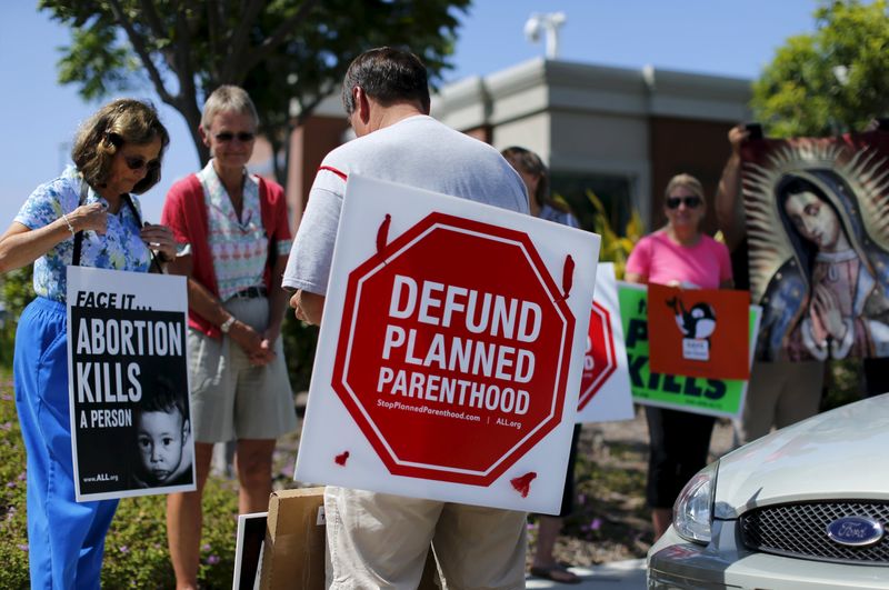 © Reuters. Protesters gather outside a Planned Parenthood clinic in Vista, California 