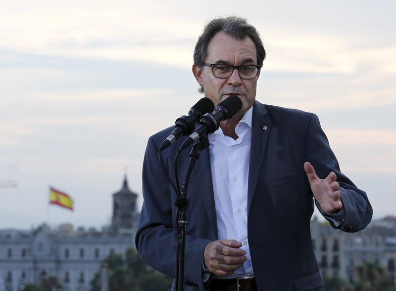 © Reuters. Catalonia's President and Catalan Democratic Convergence party leader Artur Mas speaks during presentation of agreement for independent Catalonia