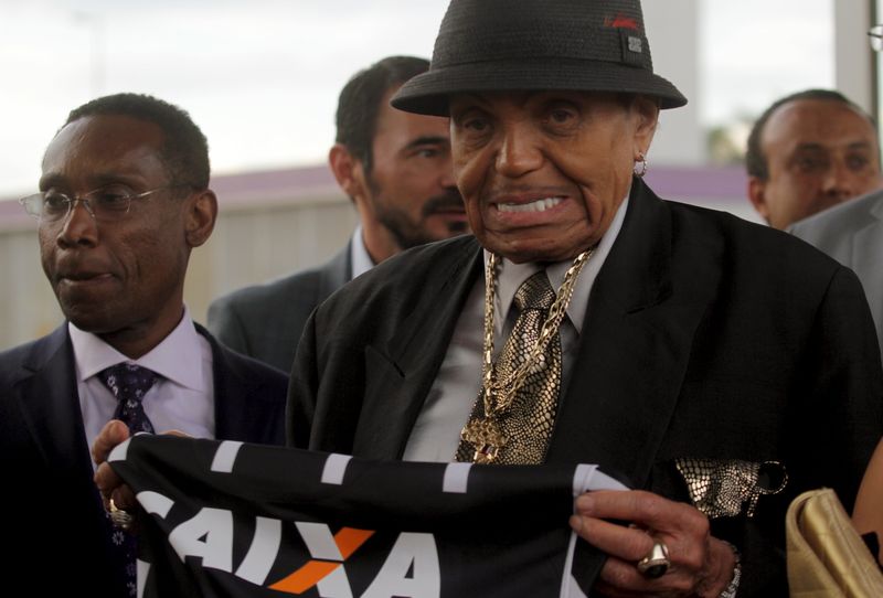 © Reuters. Joe Jackson, patriarch of the Jackson family of musical performers holds a Brazilian soccer club Corinthians jersey during a visit to Corinthians training center in Sao Paulo