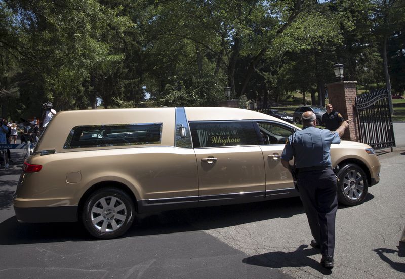 © Reuters. Carro fúnebre com o corpo de Bobbi Kristina Brown chega ao Cemitério Fairview