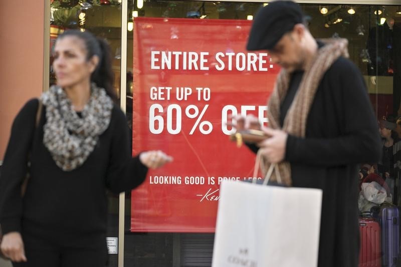 © Reuters. People shop during day after Christmas sales at Citadel Outlets in Los Angeles, California