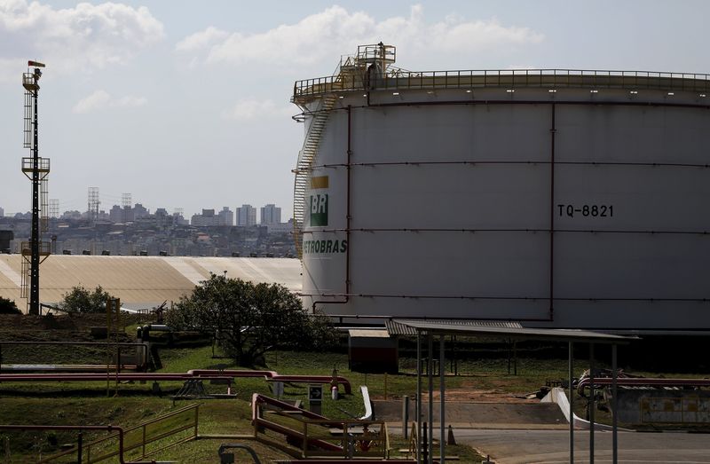 © Reuters. Fuel storage tank is seen at the company Petroleo Brasileiro SA, or Petrobras, in Sao Caetano do Sul