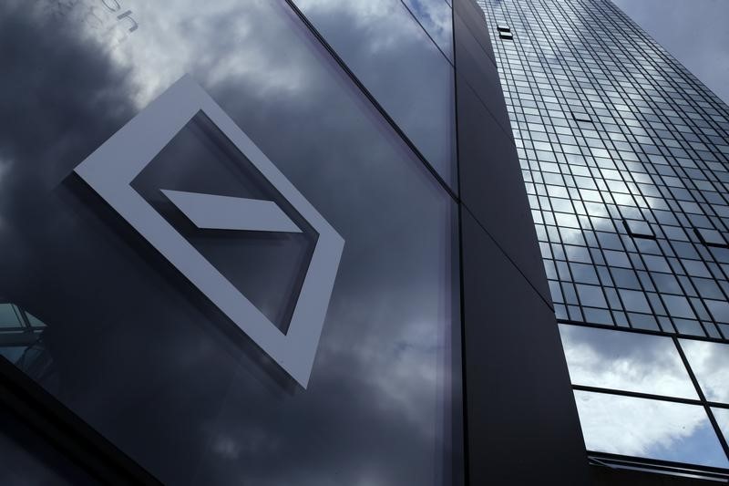 © Reuters. A Deutsche Bank logo adorns a wall at the company's headquarters in Frankfurt