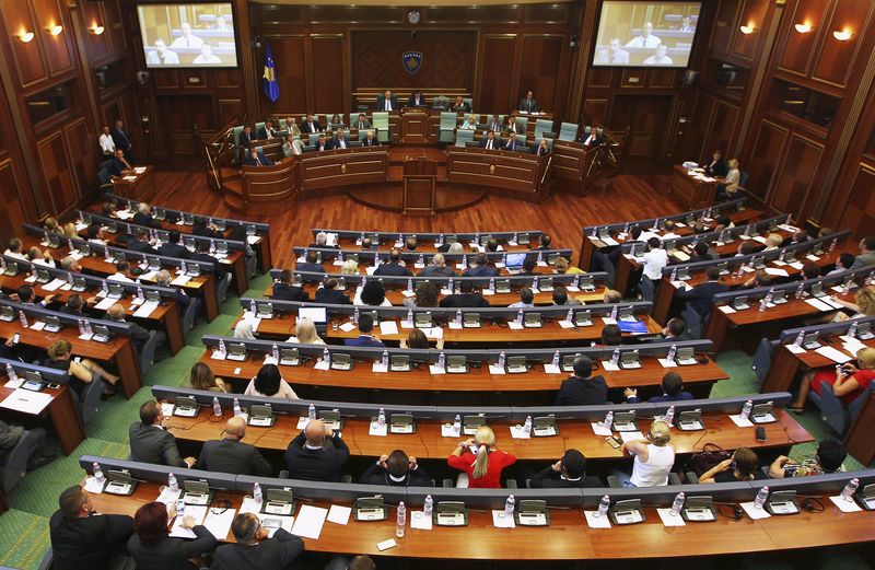 © Reuters. Sessão do Parlamento do Kosovo, em Pristina