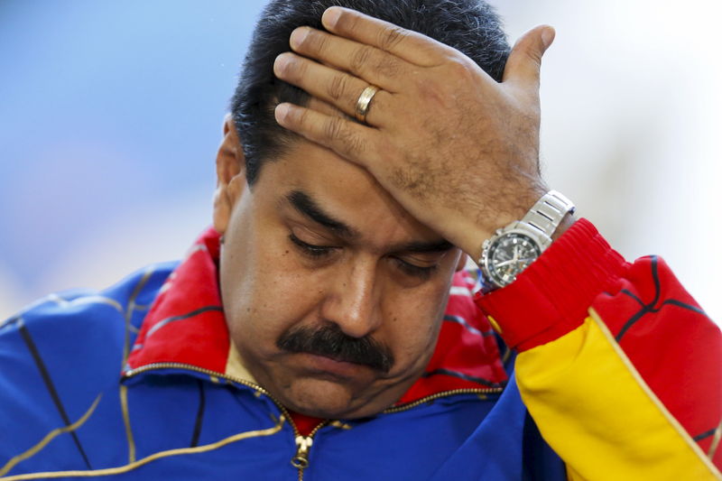 © Reuters. Presidente da Venezuela, Nicolás Maduro, durante visita à Feira do Livro