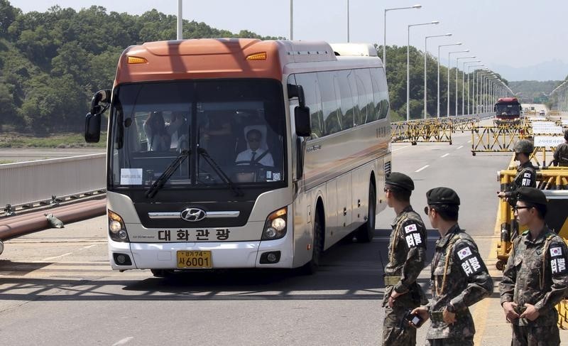 © Reuters. إصابة جنديين كوريين جنوبيين في انفجار بالمنطقة المنزوعة السلاح بين الكوريتين