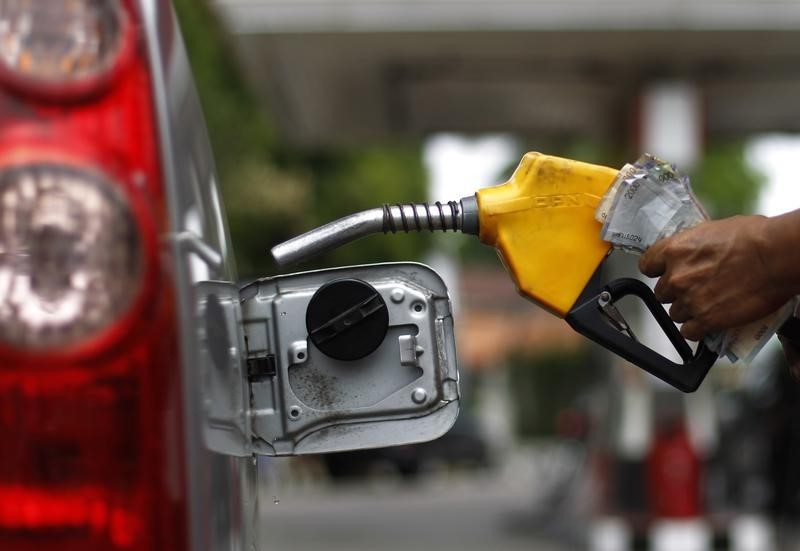 © Reuters. A worker fills a tank with subsidized fuel at a fuel station in Jakarta