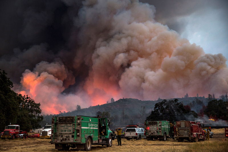 © Reuters. أطقم الإطفاء تبدأ في السيطرة على حريق هائل بشمال كاليفورنيا