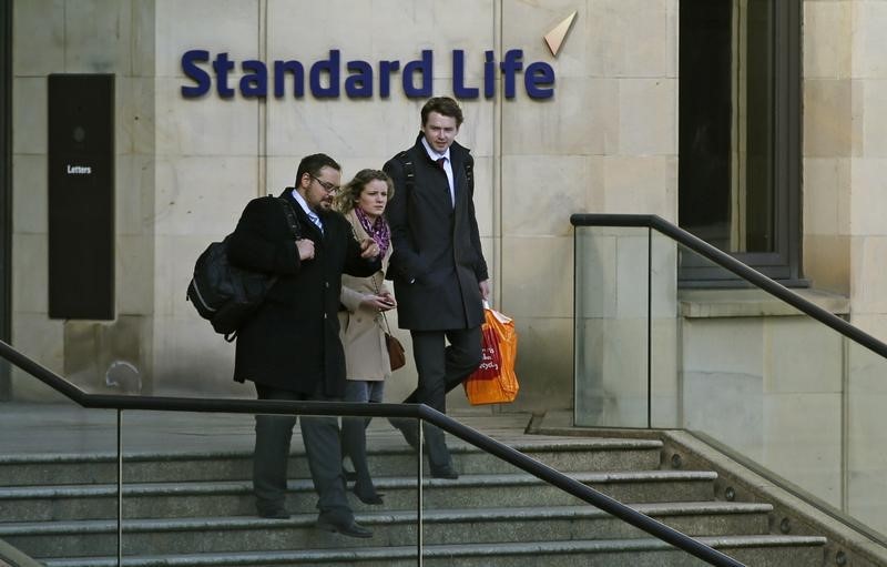 © Reuters. Workers leave the Standard Life House in Edinburgh, Scotland