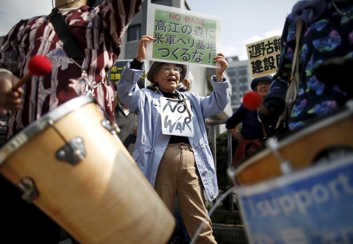 © Reuters. People protesting the planned relocation of the U.S. military base to Okinawa's Henoko coast shout slogans, at a rally in front of Prime Minister Shinzo Abe's official residence, in Tokyo