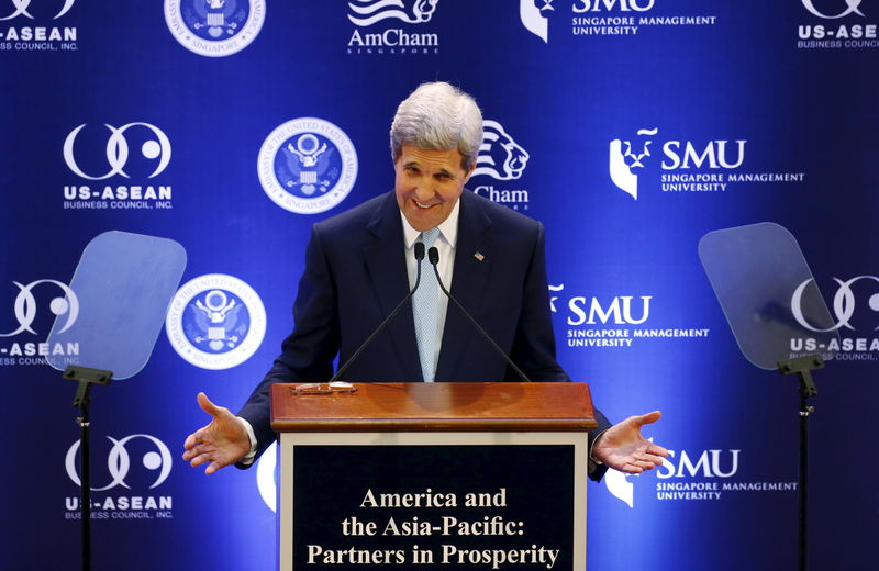 © Reuters. U.S. Secretary of State John Kerry delivers a speech at a university in Singapore