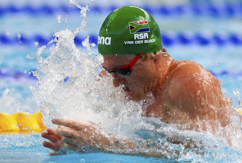 © Reuters. van der Burgh of South Africa swims to set a new world record in the men's 50m breaststroke preliminaries at the Aquatics World Championships in Kazan
