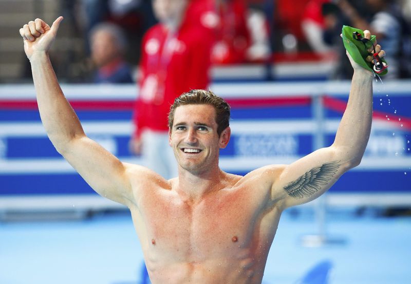 © Reuters. van der Burgh of South Africa celebrates after setting a new world record in the men's 50m breaststroke preliminaries at the Aquatics World Championships in Kazan