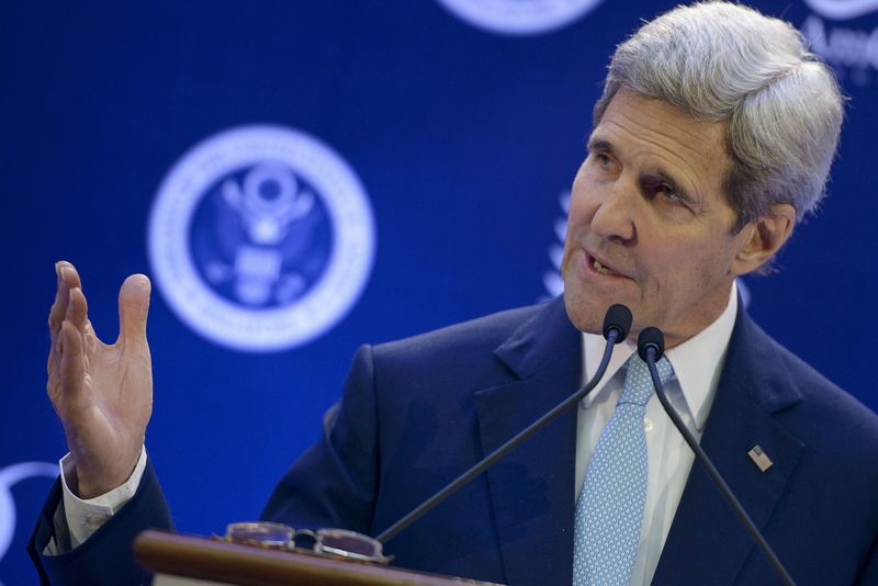 © Reuters. U.S. Secretary of State John Kerry speaks at Singapore Management University in Singapore