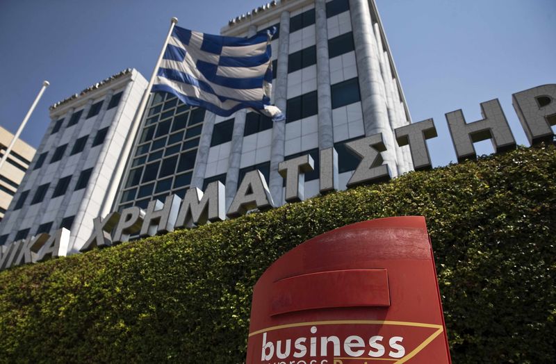 © Reuters. A Greek flag flutters outside the Athens stock exchange