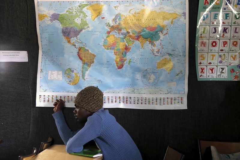 © Reuters. Oussam attends a French course to help migrants obtain asylum at a school of  "The New Jungle" near Calais