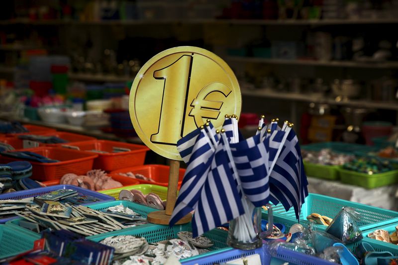 © Reuters. Bandeiras da Grécia são colocadas em loja de 1 euro no centro de Atenas