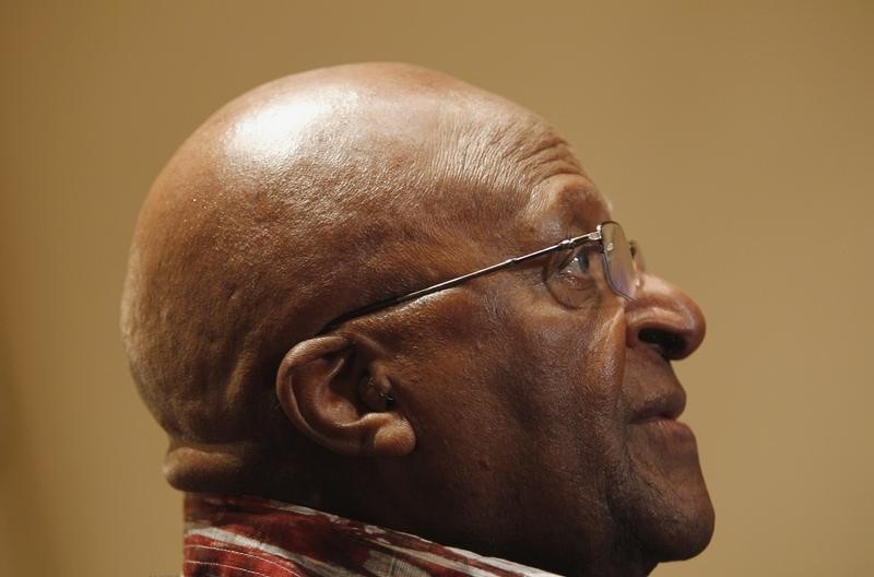 © Reuters. Desmond Tutu durante entrevista à Reuters na Índia