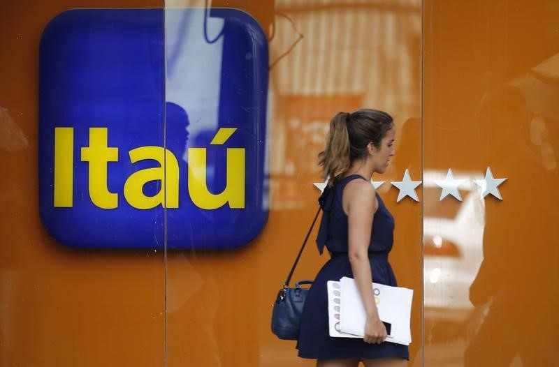 © Reuters. Mulher passa em frente a agência do Itaú no Rio de Janeiro 