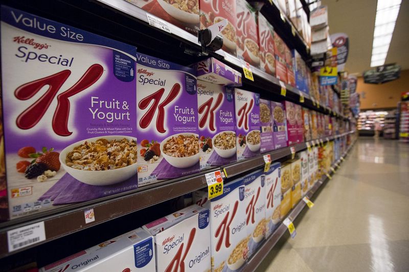 © Reuters. Various types of Kellogg's cereals are pictured at a Ralphs grocery store in Pasadena