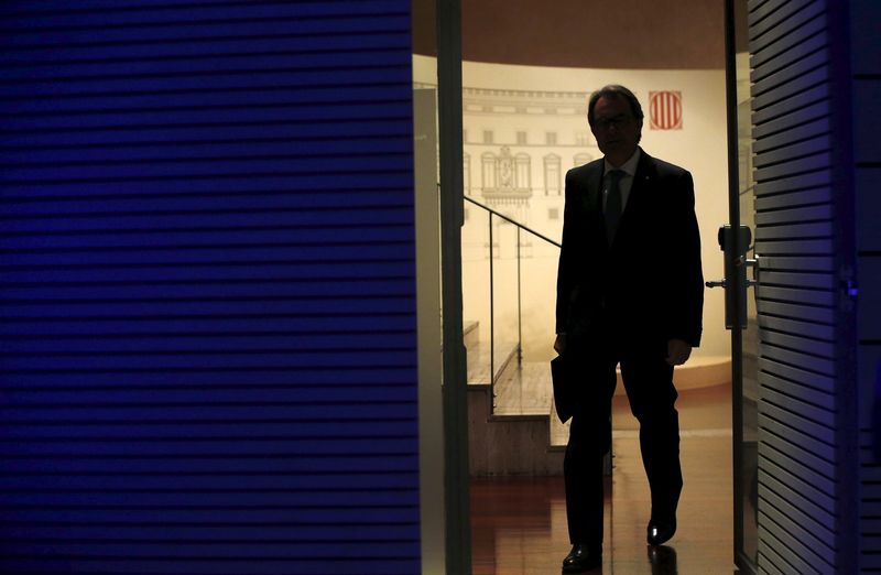 © Reuters. Rajoy advierte al presidente catalán: 