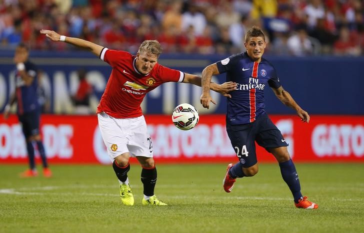 © Reuters. Bastian Schweinsteiger (de vermelho) em partida do Manchester United contra o Paris Saint-Germain, nos Estados Unidos