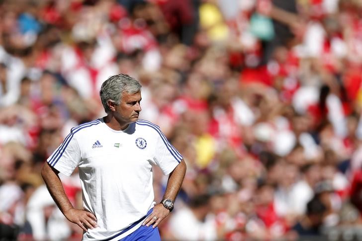 © Reuters. Técnico do Chelsea, José Mourinho, durante partida contra o Arsenal, na Inglaterra