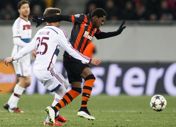 © Reuters. Fred, do Shakhtar Donetsk (preto e laranja), em partida contra o Bayern de Munique, na Ucrânia 