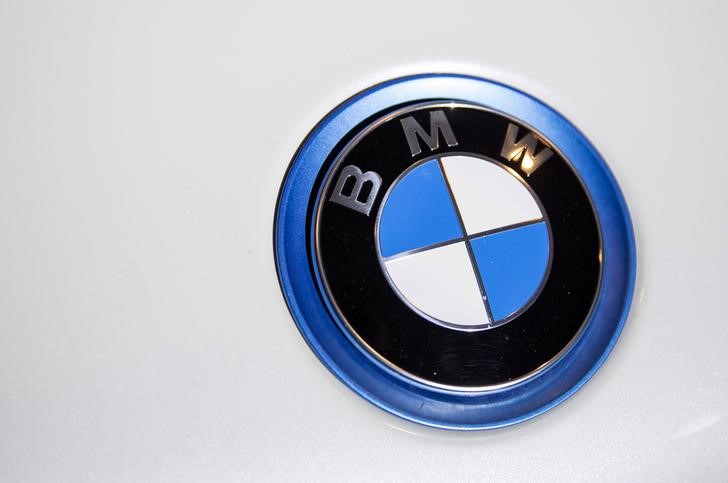© Reuters. Эмблема BMW на автосалоне в Нью-Йорке 