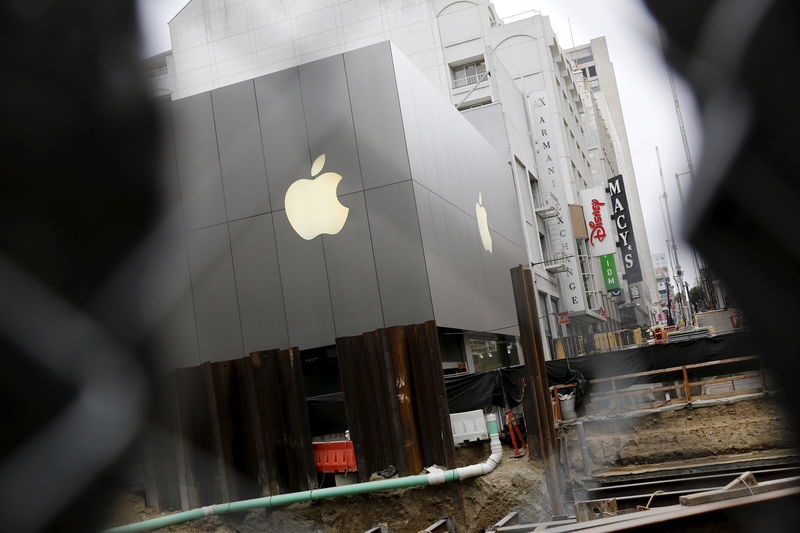 © Reuters. An Apple retail store is shown amid construction in San Francisco