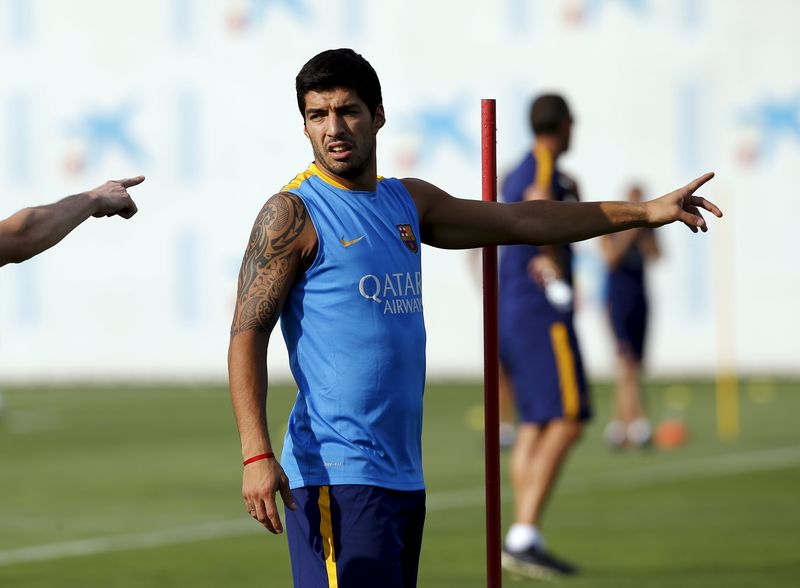 © Reuters. Barcelona's soccer players Luis Suarez points during a training session at Joan Gamper training camp