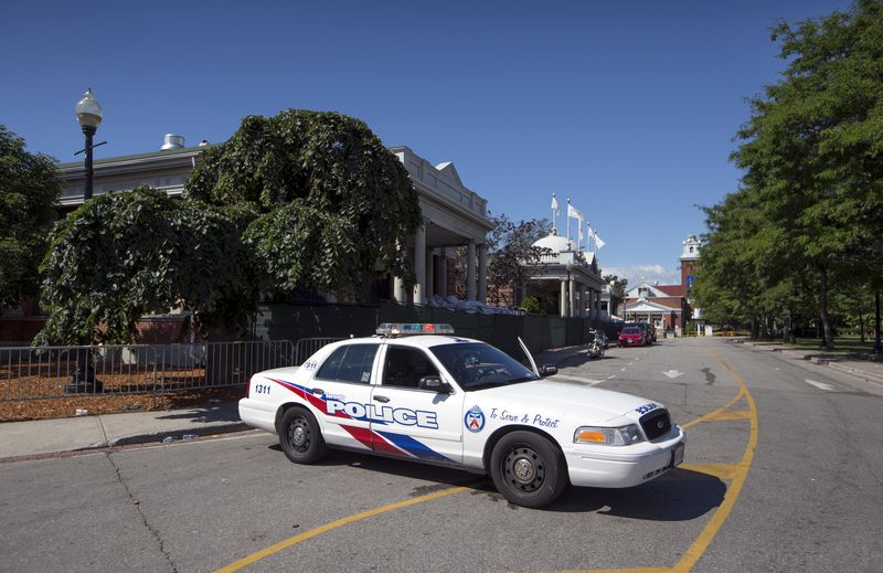 © Reuters. Carro de polícia do lado de fora do clube Muzik, onde houve tiroteio em Toronto