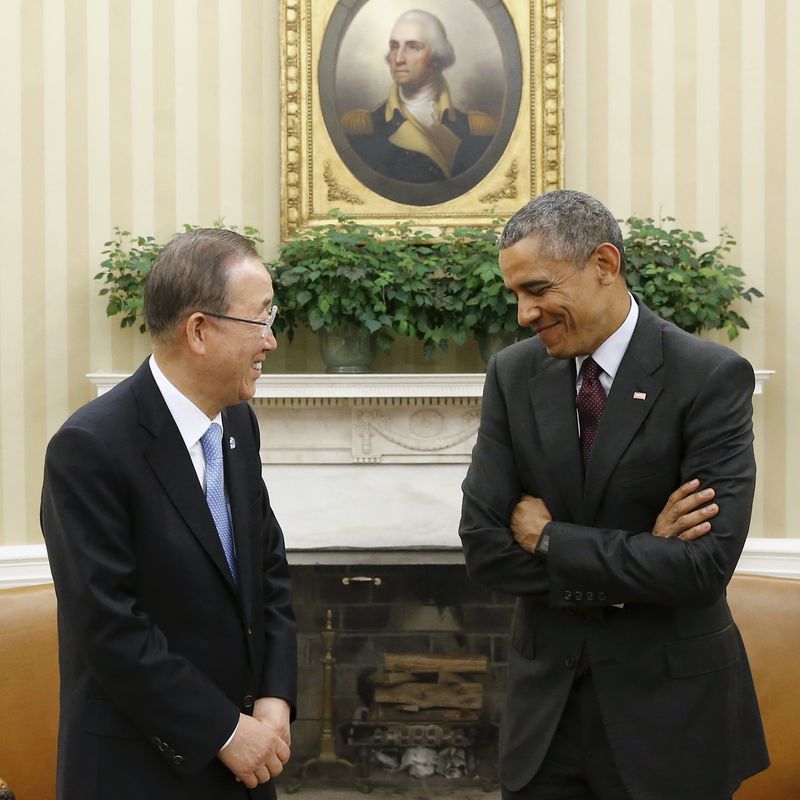 © Reuters. Secretário-geral da ONU, Ban Ki-moon (esquerda), e presidente dos EUA, Barack Obama, conversam após declaração à imprensa depois de se reunirem na Casa Branca, em Washington 